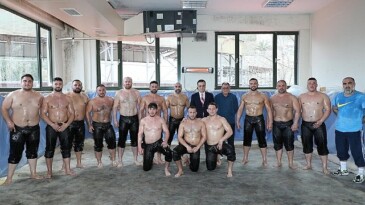 Mesut Çetinkaya, güreşçilerin yanında