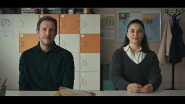 Netflix, Berkun Oya İmzalı Kuvvetli Bir Alkış’tan Özel Bir Klip Paylaştı