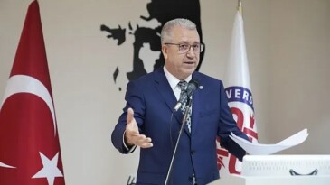 Rektör Prof. Dr. Budak, EÜTF Akademik Heyeti’nde akademisyenlerle bir ortaya geldi