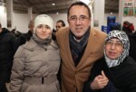 AK Parti Nevşehir Belediye Lider Adayı Dr. Mehmet Savran, pazar esnaflarıyla kucaklaşarak pazar alışverişi yapan vatandaşlarla sohbet etti