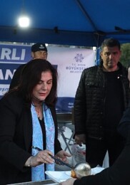 Aydın Büyükşehir Belediye Başkanı Özlem Çerçioğlu Efeler Atatürk Kent Meydanı’nda düzenlenen iftarda vatandaşlarla bir ortaya geldi