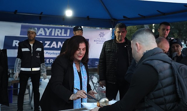Aydın Büyükşehir Belediye Başkanı Özlem Çerçioğlu Efeler Atatürk Kent Meydanı’nda düzenlenen iftarda vatandaşlarla bir ortaya geldi