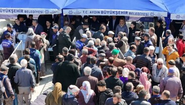 Aydın Büyükşehir Belediye Başkanı Özlem Çerçioğlu, İncirliova’da Cet Tohumlarından üretilen binlerce fidenin dağıtımını yaptı ve esnafla bir ortaya geldi