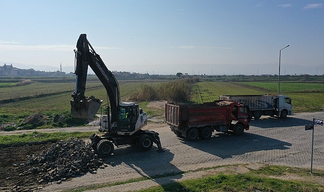 Aydın Büyükşehir Belediyesi, kent genelinde eş vakitli olarak sürdürülen yol üretim çalışmalarına devam ediyor