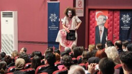 Aydın Büyükşehir Belediyesi Kent Tiyatroları Tiyatroseverleri ‘Şatonun Altında’ Oyunuyla Buluşturdu
