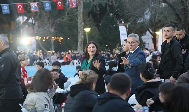 Aydın Büyükşehir Belediyesi’nin kurduğu klâsik iftar sofraları, binlerce Aydınlıyı bir ortaya getirmeye devam ediyor
