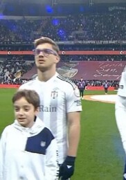 Beşiktaşlı Futbolcular Mor Gözlüklerle Alanda