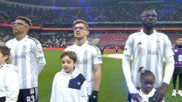Beşiktaşlı Futbolcular Mor Gözlüklerle Alanda