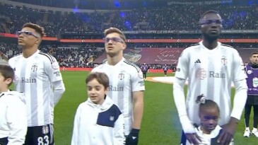 Beşiktaşlı Futbolcular Mor Gözlüklerle Alanda