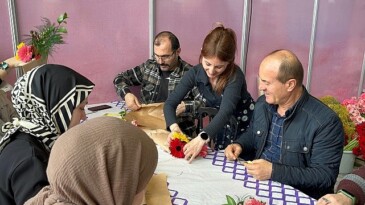 Beyefendiler Bayan Şenliği’nde eşlerine çiçek yaptı