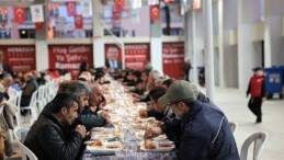 Büyükşehir Belediyesi Atatürk Spor Salonu’nda iftar sofrası kurdu