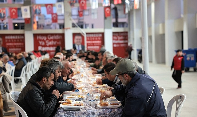 Büyükşehir Belediyesi Atatürk Spor Salonu’nda iftar sofrası kurdu