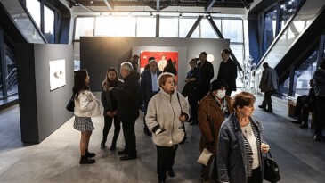 Çankaya Belediyesi Fikret Otyam Sanat Merkezi, Nihal Martlı’nın “Her Şey Yolunda” standına mesken sahipliği yapıyor. Stant, 7 Nisan’a kadar fiyatsız ziyaret edilebilecek