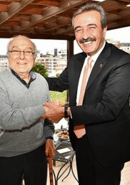 Çukurova Belediye Başkanı Soner Çetin, Aytaç Durak’ı meskeninde ziyaret etti