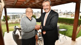 Çukurova Belediye Başkanı Soner Çetin, Aytaç Durak’ı meskeninde ziyaret etti