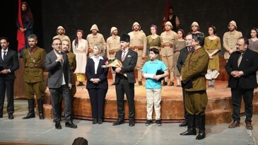 ‘Cumhuriyete Gerçek’ Tiyatro Oyununa İzmir’de Büyük İlgi