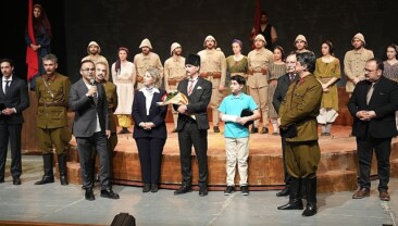 ‘Cumhuriyete Gerçek’ Tiyatro Oyununa İzmir’de Büyük İlgi
