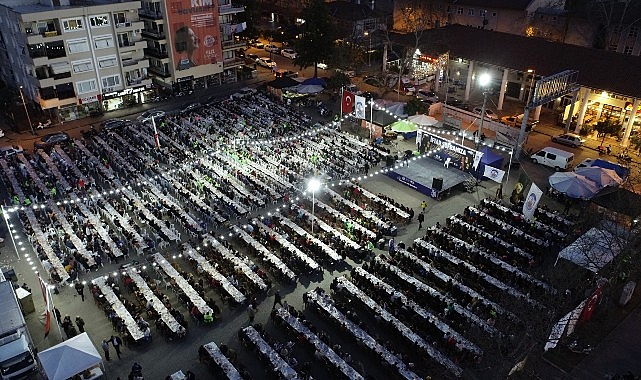 Efes Selçuk Belediyesi Ramazan ayının birinci gününde iftar sofrası kurarak toplumsal dayanışma örneği gösterdi