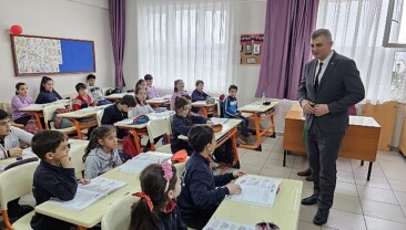 Gölcük Belediye Başkanı Ali Yıldırım Sezer, Piri Reis İlkokulu 3. sınıf öğrencilerinin; belediye başkanı ile mülakat ödevi sorularını cevapladı