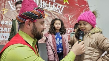 Gölcük Belediyesi her yıl klâsik hale getirdiği Ramazan akşamları etkinliklerini, bu yıl da hem kent merkezinde hem de köylerde çocuklarla buluşturmaya devam ediyor
