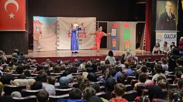 Gölcük Belediyesi tarafından düzenlenen “Ramazan Ayı Çocuk Şenliği” aktiflikleri; Kervansaray Kültür Merkezi’nde, çocukların ağır ilgisiyle başladı