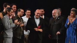 İzmir Kent Tiyatrosu sanatkarlarından Lider Soyer’e teşekkür “Türk tiyatrosunda tarih yazdınız Sayın Başkan”