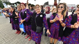 İzmir’de şenlik havasında Bayanlar Günü kutlaması “Bugün olmadığında eşitliği sağladık diyeceğiz”