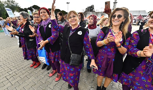 İzmir’de şenlik havasında Bayanlar Günü kutlaması “Bugün olmadığında eşitliği sağladık diyeceğiz”