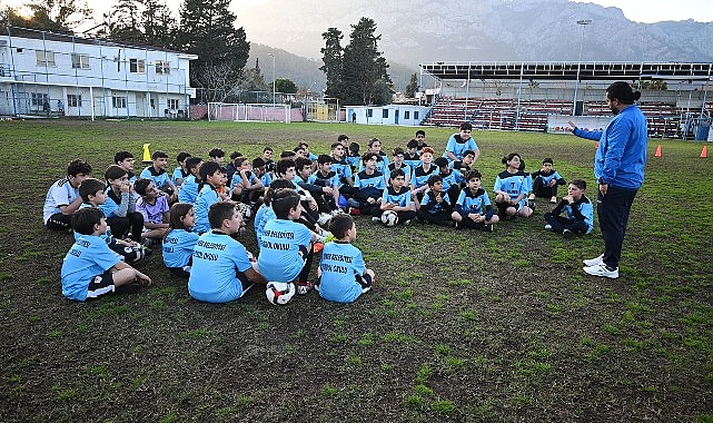 Kemer Belediyesi, geleceğin futbolcularını yetiştiriyor