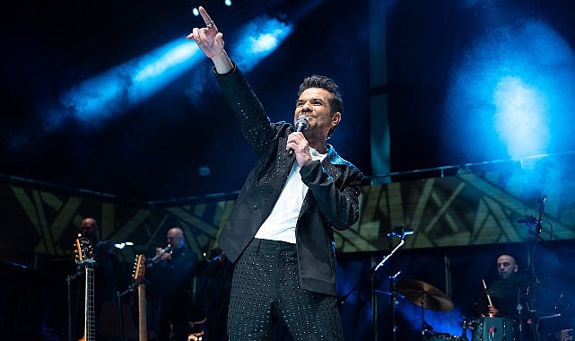 Kenan Doğulu, Heyecanla Beklenen “İhtimaller” Caz Konseriyle En Sevilen Modüllerini İzmirli Sevenleri İçin Seslendirdi