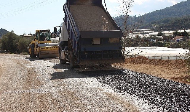 Kumluca Ortaköy’de deforme olan yollar asfaltlanıyor