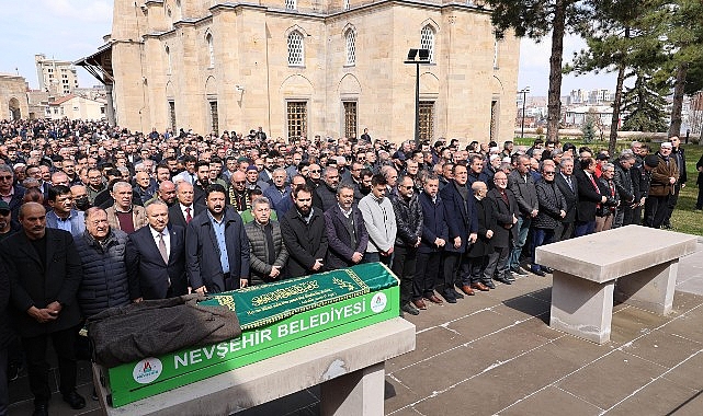 Nevşehir Belediye Lideri Dr. Mehmet Savran, hafta sonu hayatını kaybeden iş insanı Necmi Cantekin’in cenaze merasimine katıldı
