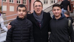 Nevşehir Belediye Lideri Dr. Mehmet Savran, İstiklal Ortaokulu ve Rauf Nail Akman İlkokulu’nda öğrencilerle bir ortaya geldi