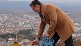 Nevşehir Belediyesi, 11 ayın sultanı Ramazan ayını Kahveci Dağı eteklerinde oluşturulan platformdan gerçekleştirilen 11 pare top atışı ile karşıladı