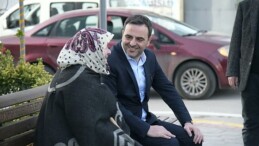 Özlü, gençlerle iftariyelik dağıttı