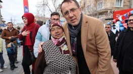 Seçim çalışmalarını sürdüren AK Parti Nevşehir Belediye Lider Adayı Dr. Mehmet Savran, gittiği her yerde halkın ağır ilgisi ile karşılanıyor