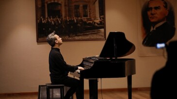 Türkiye’nin önde gelen piyanistlerinden Dengin Ceyhan Efes Selçuk’ta klasik müziğin bayan bestekarlarının yapıtlarına hayat verdi