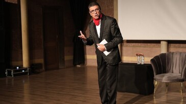 Ünlü sanatçı Cengiz Küçükayvaz’ın oynadığı ‘Bir Başarısızlık Hikayesi’ isimli tiyatro oyunu Kapadokya Kültür ve Sanat Merkezi’nde sahnelendi