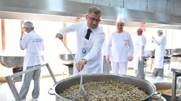 Üsküdar’da Dev Kazanlar Ramazanda İftar İçin Kaynıyor 10 Farklı Noktada 30 Bin Şahsa Sıcak Yemek Dağıtılıyor