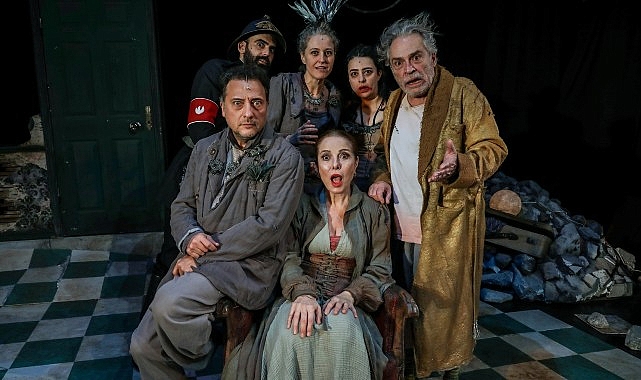 Zuhal Olcay ve Haluk Bilginer’i yıllar sonra yine bir ortaya getiren ‘Kel Diva’ isimli oyun, Nilüfer Tiyatro Şenliği kapsamında seyirci ile buluştu
