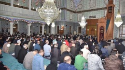 11 Ayın Sultanı Ramazan-ı Şerif Ayı içerisinde idrak edilen bin aydan daha iyi olan Kadir Gecesi’nde Kartepe’de mescitlerden semaya dualar yükseldi