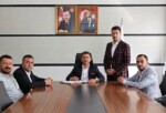 31 Mart Mahalli Yönetimler Seçimlerinin akabinde mazbatasını alarak vazifesine başlayan Rasim Arı, Nevşehir Belediye Başkanı olarak ilk imzasını attı