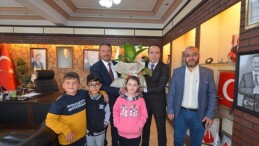 75. Yıl İlköğretim Okulu iradecileri ve öğrencilerimizden oluşan heyet, Belediye Liderimiz Adnan Öztaş’ı makamında ziyaret ettiler