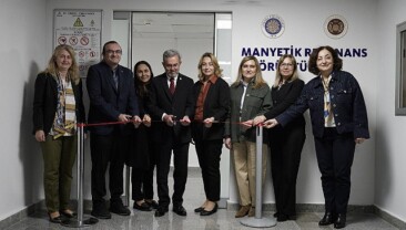 Ankara Üniversitesi Diş Hekimliği Fakültesi Hastanesinde, dünyada diş hekimliği fakültesi bünyesinde kurulan birinci MR ünitesi ile özel ihtiyaçlı bireylere diş tedavisi hizmetinin verileceği sedasyon ünitesi açıldı