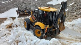 Antalya Büyükşehir Belediyesi Akseki’de kar temizleme çalışması gerçekleştirdi
