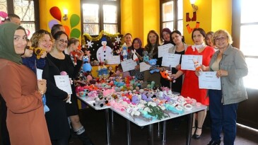 Antalya Büyükşehir Belediyesi’nin örgü bebek atölyesinde eğitim alan kursiyerler iştirak dokümanlarını aldı