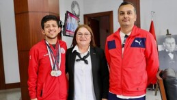 Antalya’da düzenlenen Özel Sportmenler Türkiye Yüzme Şampiyonası’nda büyük muvaffakiyet elde eden Fazilet Günay Atacan Didim Belediye Başkanı Hatice Gençay’ı ziyaret etti