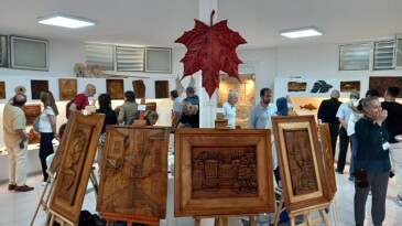 Aşir Güler ve kursiyerlerinden görülmeye kıymet stant; Ahşaba hayat verdiler