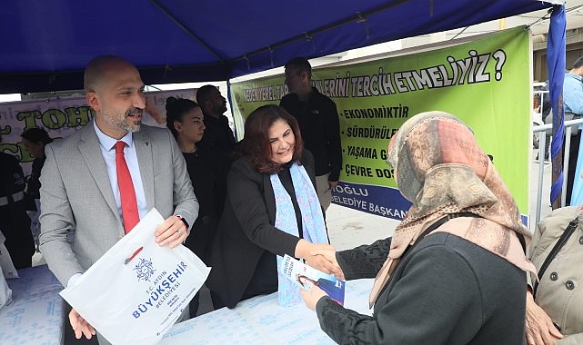 Aydın Büyükşehir Belediye Başkanı Özlem Çerçioğlu, Ata Tohumlarından üretilen fidelerin dağıtımını Söke’de gerçekleştirdi