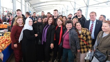 Aydın Büyükşehir Belediye Başkanı Özlem Çerçioğlu, Didim’de Cet Tohumlarından üretilen binlerce fidenin dağıtımını yaptı ve Didim Pazarı’nı ziyaret etti